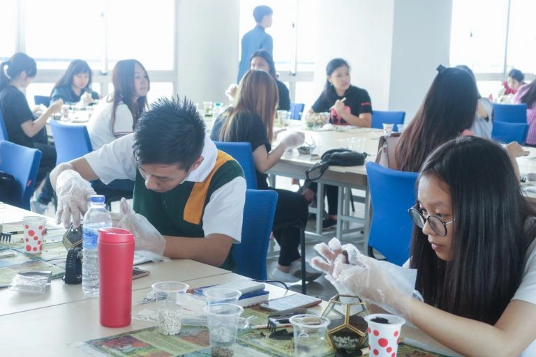 Belajar Dekorasi Unik Melalui Workshop Terrarium