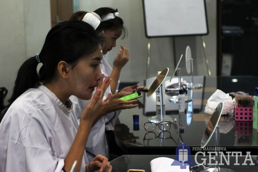 Belajar Make-Up di Kampus UK Petra