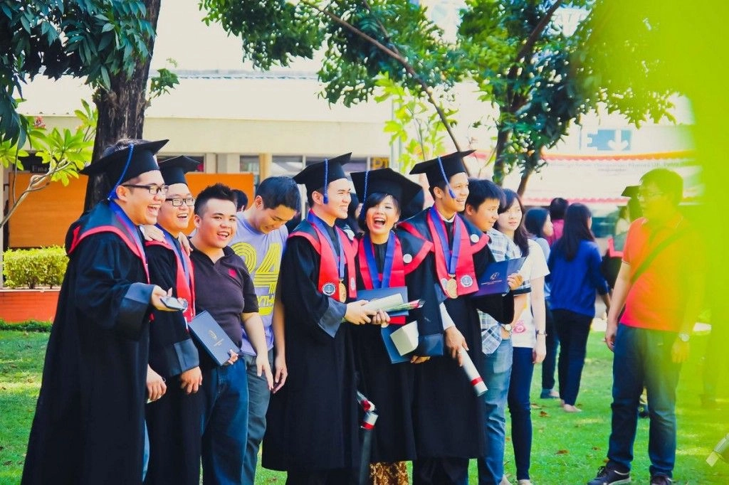 UNIVERSITAS KRISTEN PETRA MELEPAS WISUDAWAN ANGKATAN KE-64